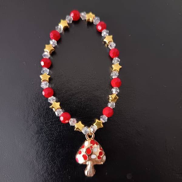 Elasticated red, gold and white beaded toadstool charm bracelet