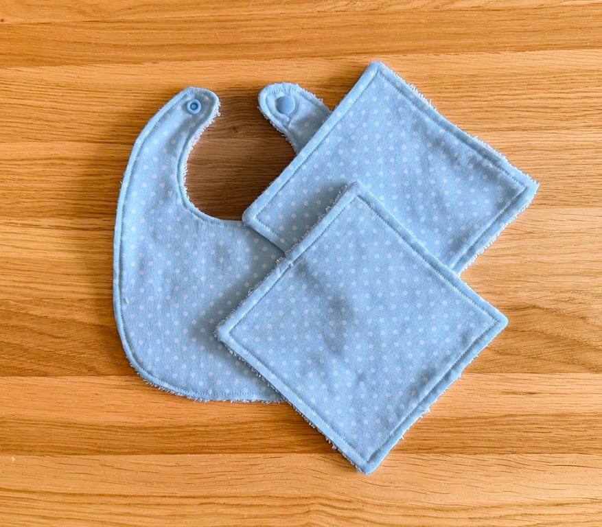Newborn Baby Boxed Gift Set-Bib & Matching Baby Wipes Bib-Blue Dots-BGS16