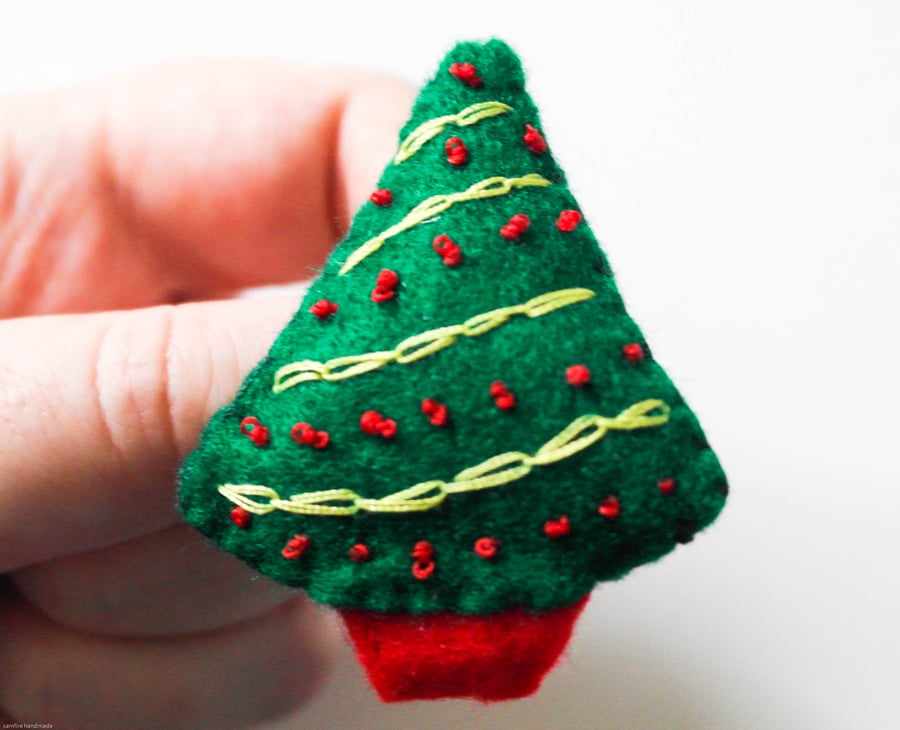 Felt Christmas tree brooch, holiday brooch, Handmade brooch, stocking filler