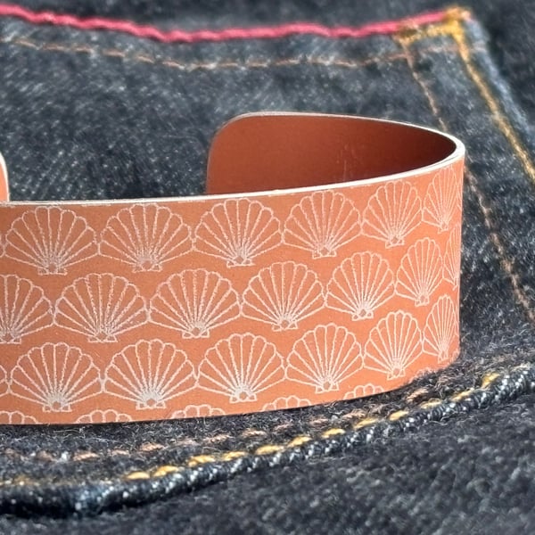 Geometric shell pattern cuff bracelet peach