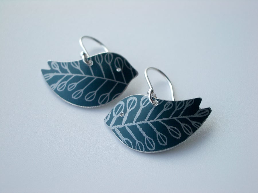 Bird earrings in black with leaf print