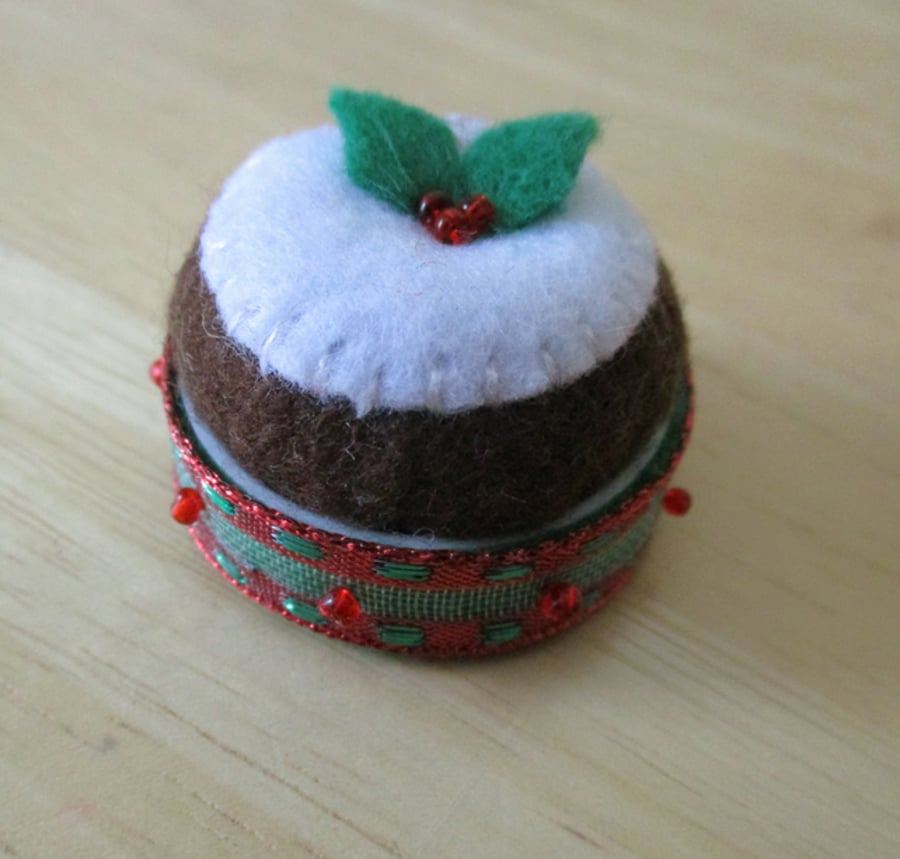 Mini Christmas Cake Pin Cushion with optional wrist strap - Felt - Pudding