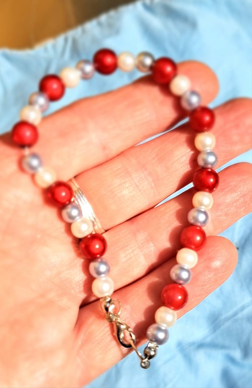 Lobster clasp bracelet, red, silver and pearl like beads