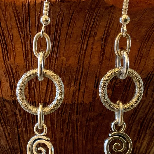 Metal frosted loop earrings with spiral charms