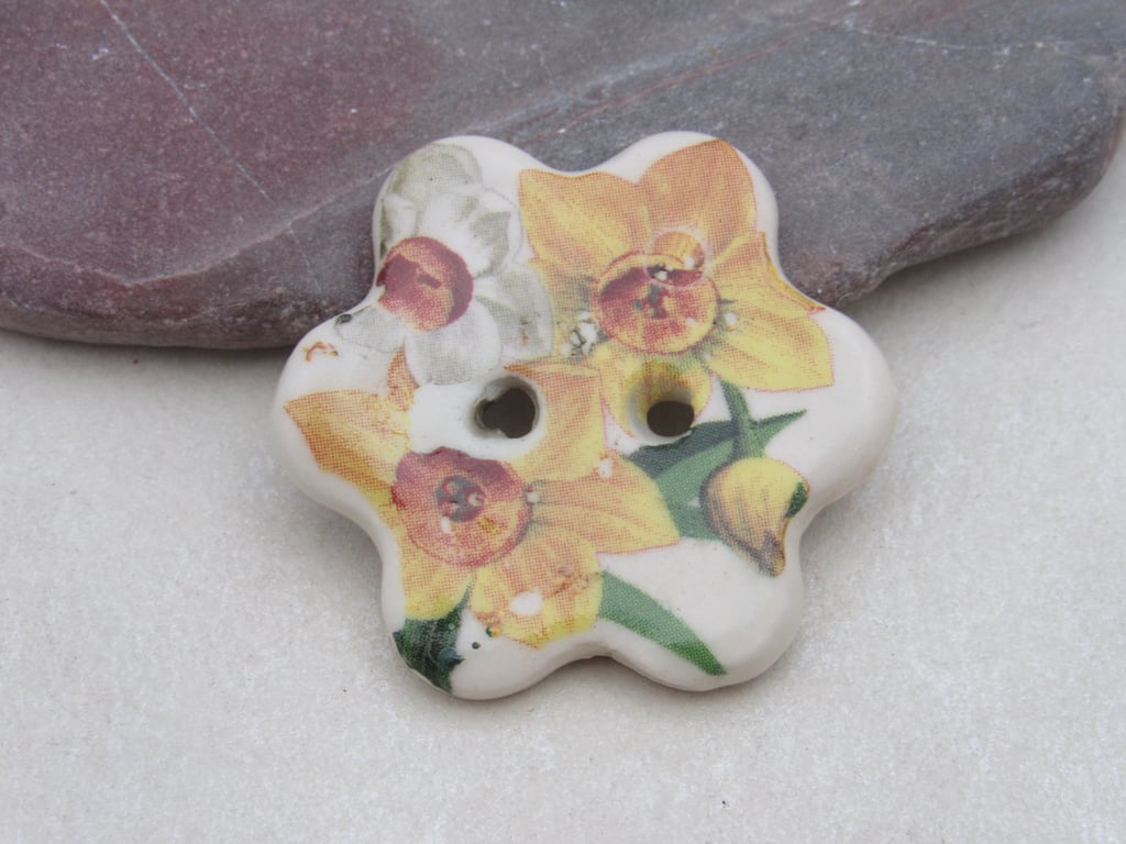 Small Daffodil Flower Ceramic Button