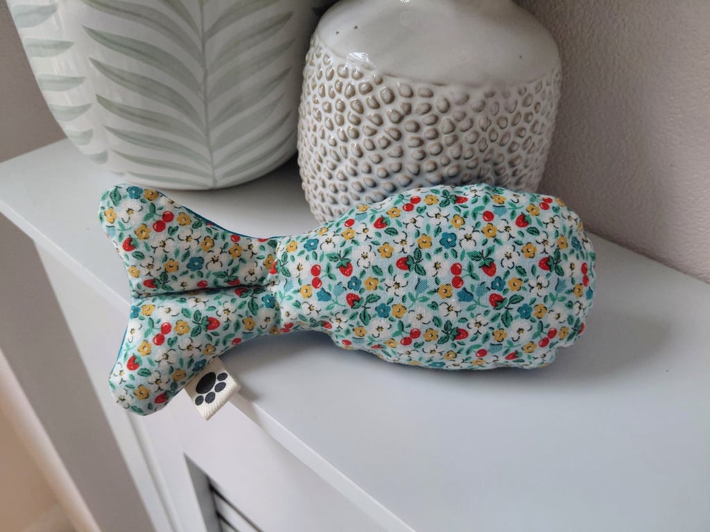 Small Cat Kicker, Cat toy - Organic UK Catnip Toy – Fabric Fish Toy 
