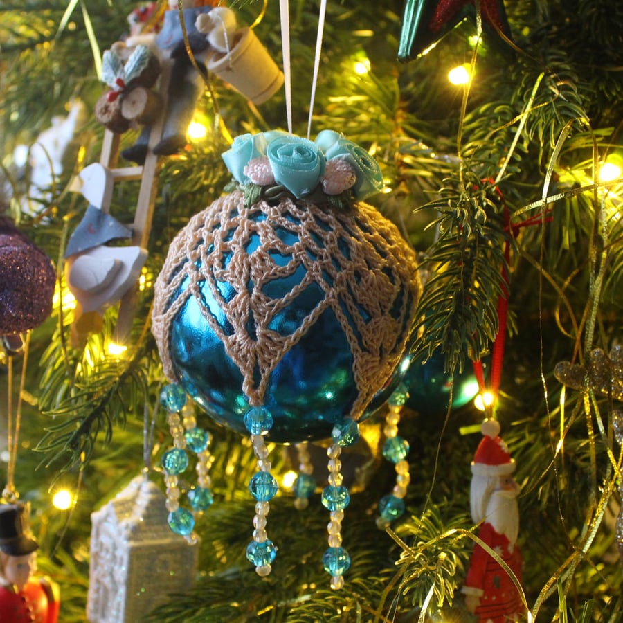 Christmas bauble turquoise and peach crochet lace vintage style, Y3