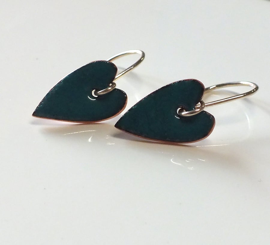 Green elongated heart enamelled earrings