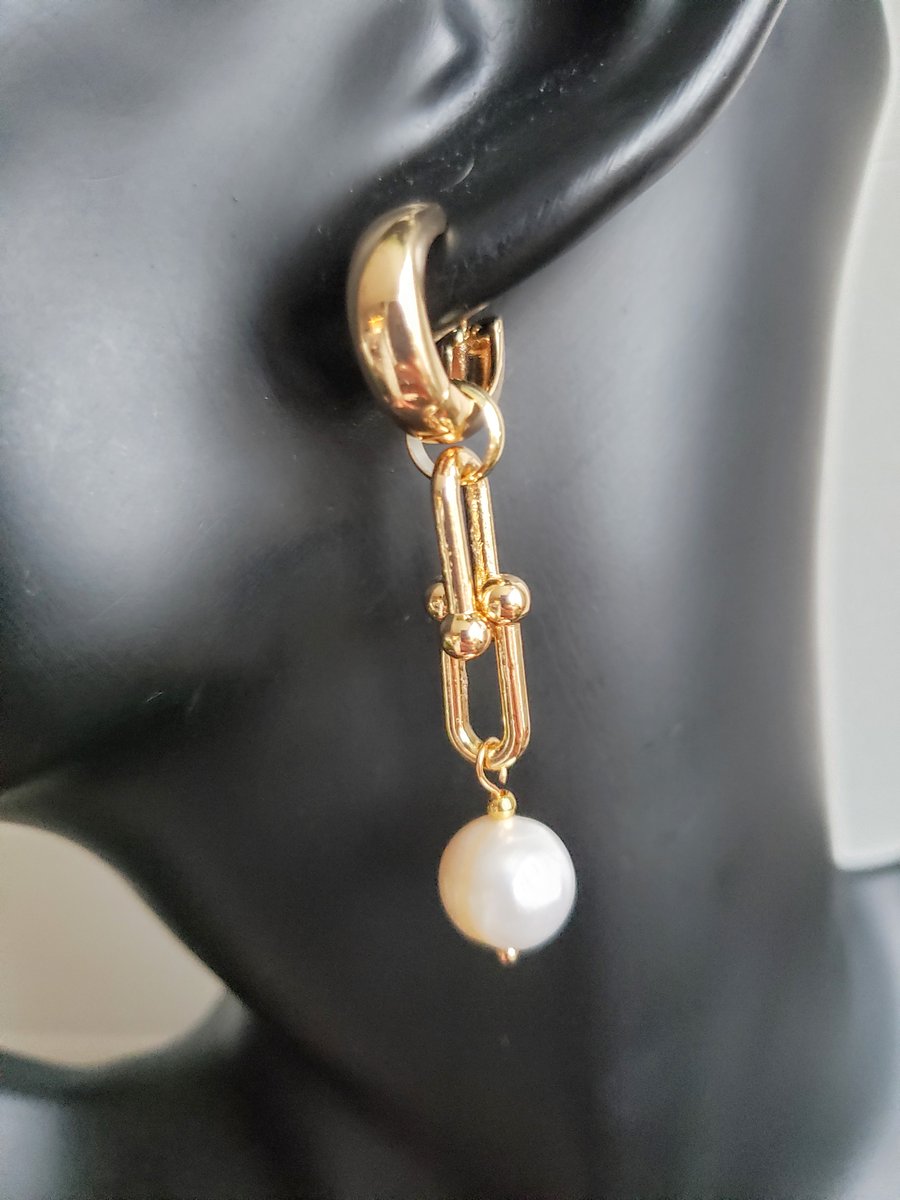 18K Gold Plated U-shaped Horseshoe Chunky Chain Freshwater Pearl Drop Earrings