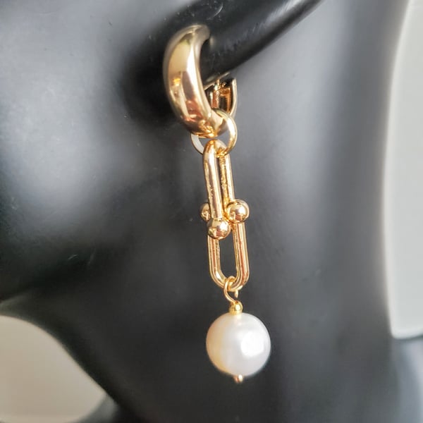 18K Gold Plated U-shaped Horseshoe Chunky Chain Freshwater Pearl Drop Earrings