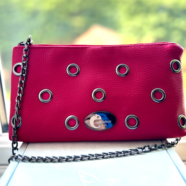 Shoulder bag in Red faux leather with eyelets and chain strap 