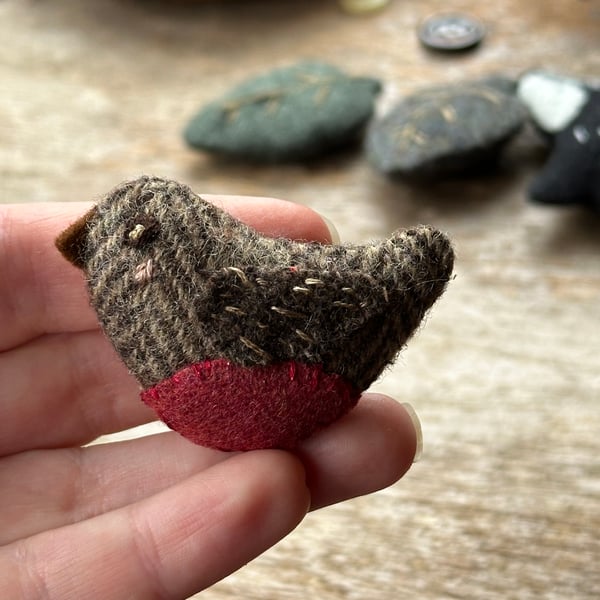 Robin - embroidered wool brooch