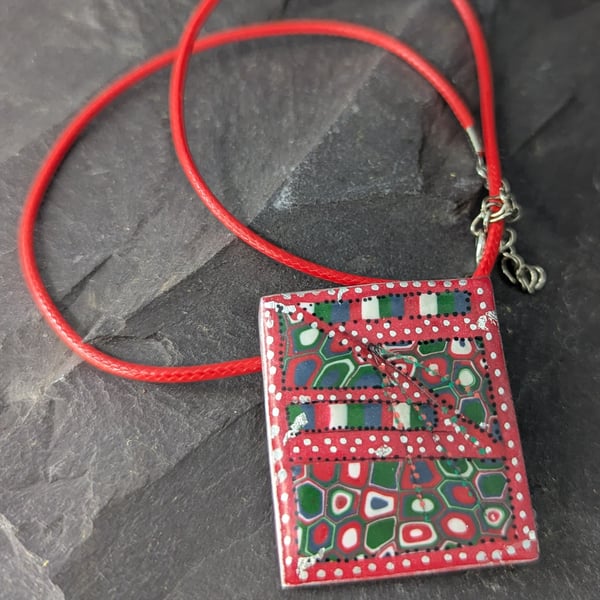 Red and green brooch pendant