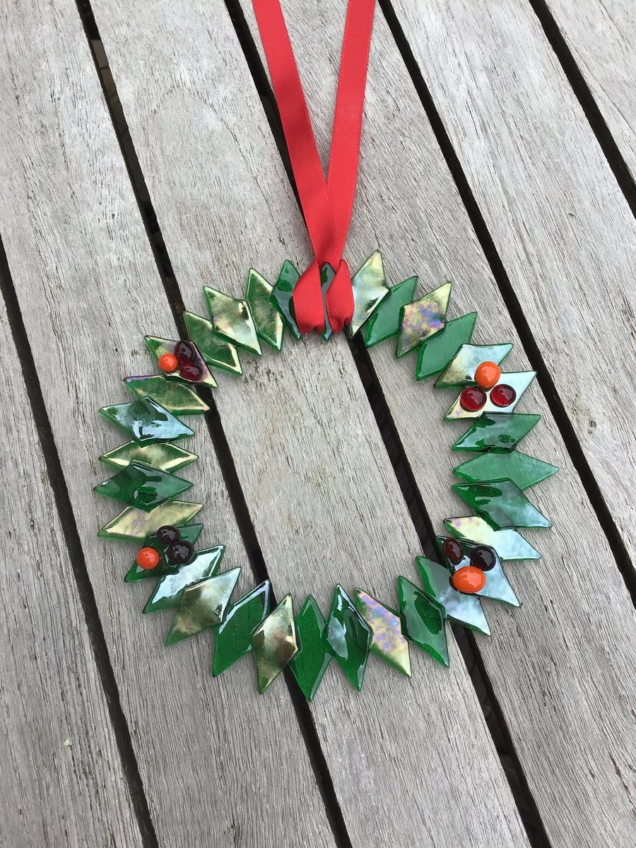 Luminesent glass wreath with berries 