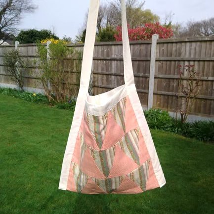 Shoulder bag in pretty patchwork. Tote bag with useful internal pockets. 