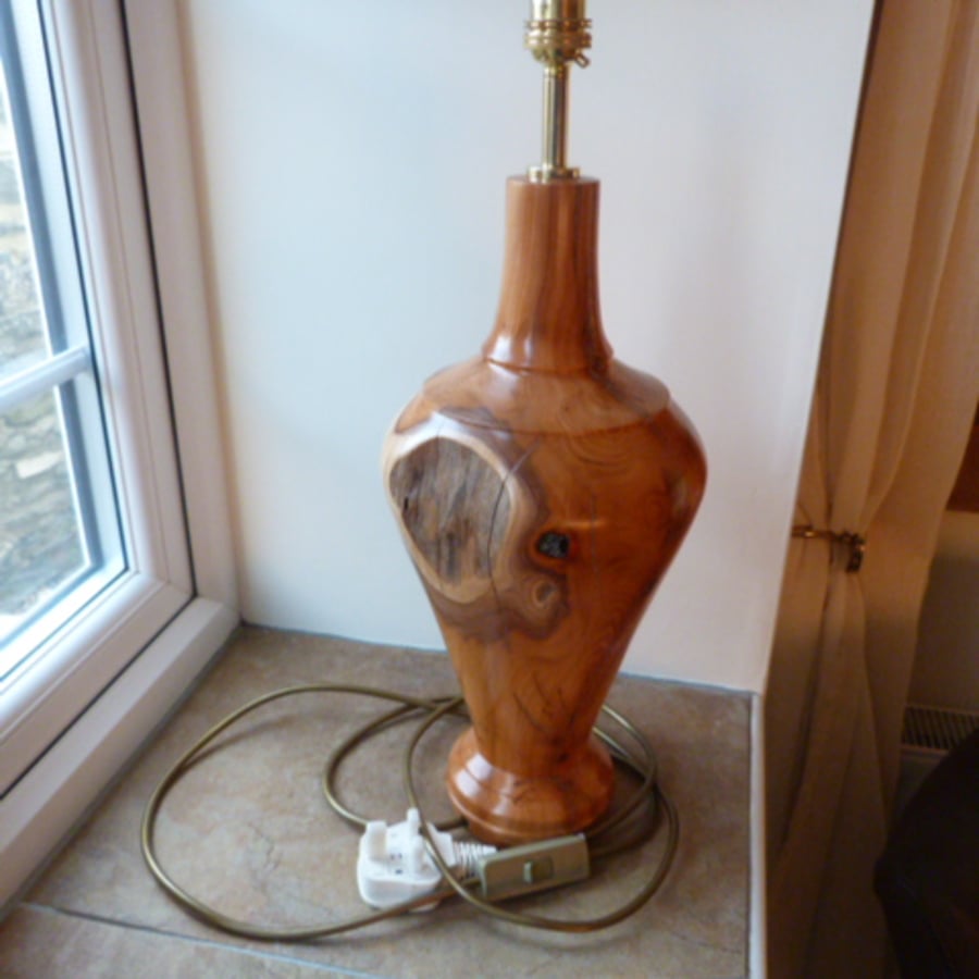 FANTASTIC YEW TABLE LAMP