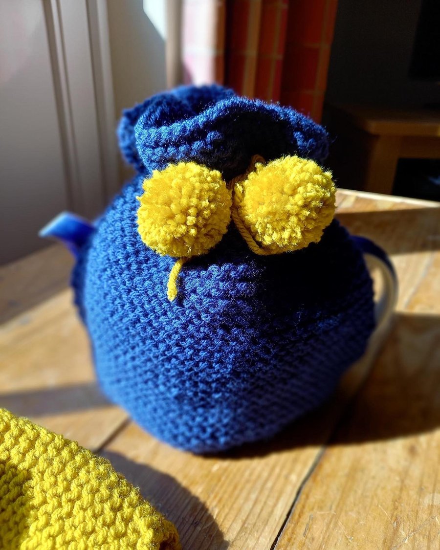 Hand knitted 2 pint (4 cup) tea cosy in Navy with yellow pom poms 