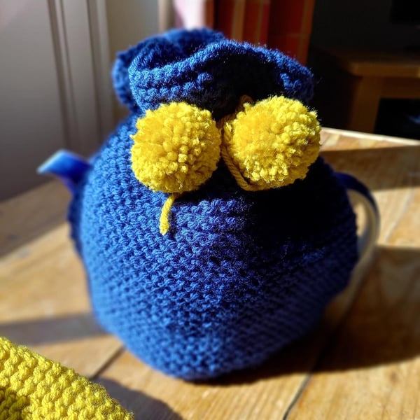 Hand knitted 2 pint (4 cup) tea cosy in Navy with yellow pom poms 