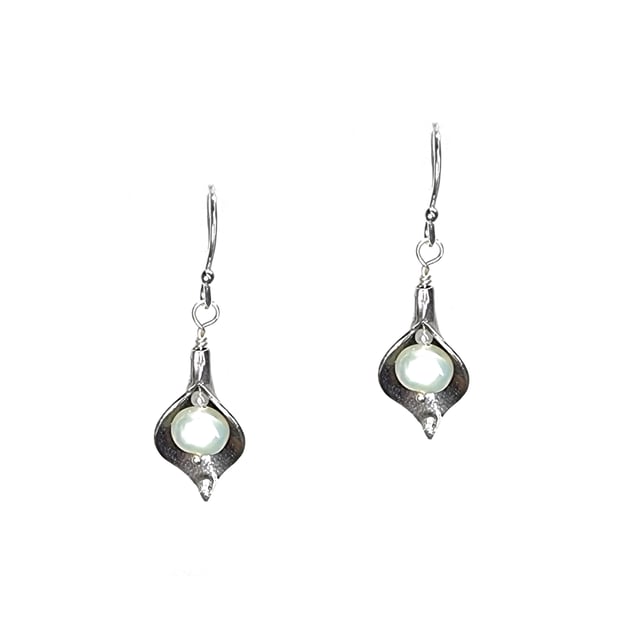 Silver Arum Lily flower drop earrings with pearls. Calla Lily earrings.