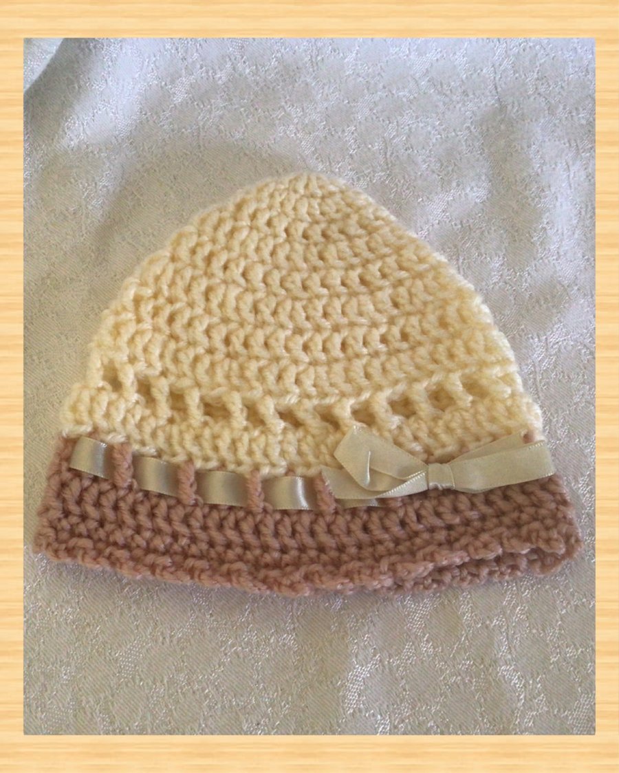 Baby hat with ribbon 