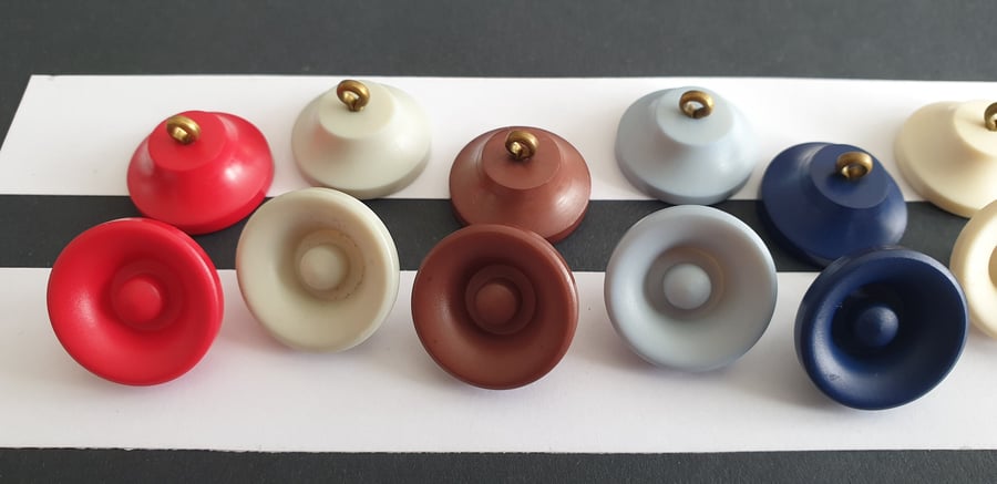 7 8" 22.4mm 36L Vintage Casein buttons in 7 vintage colours