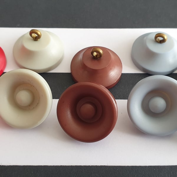 7 8" 22.4mm 36L Vintage Casein buttons in 7 vintage colours