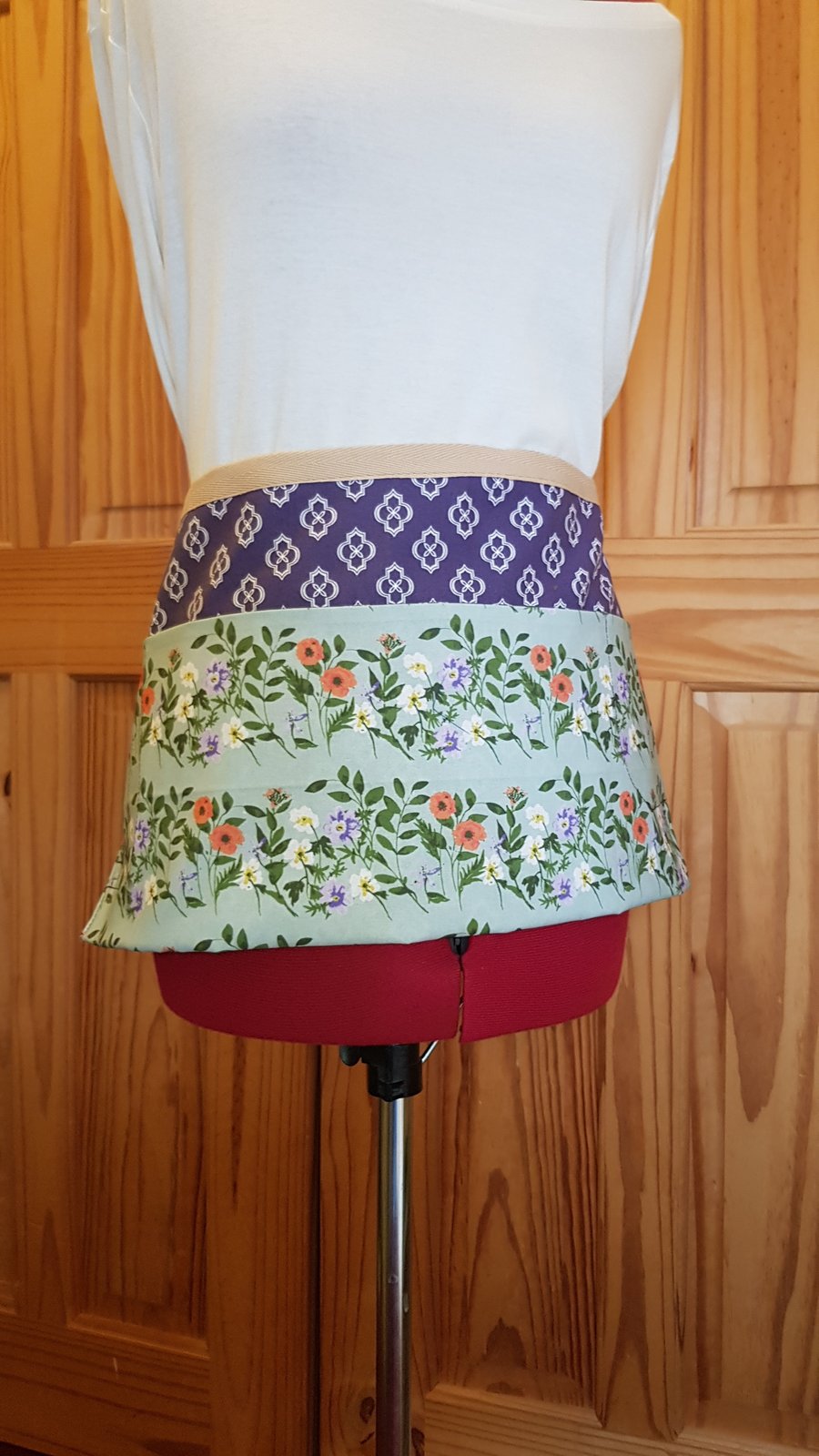 Garden apron with snips, labels, twine and pencil: poppies with purple 
