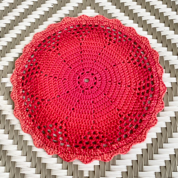 Crochet table mat, crochet plant pot, crochet tableware, daisy crochet mat