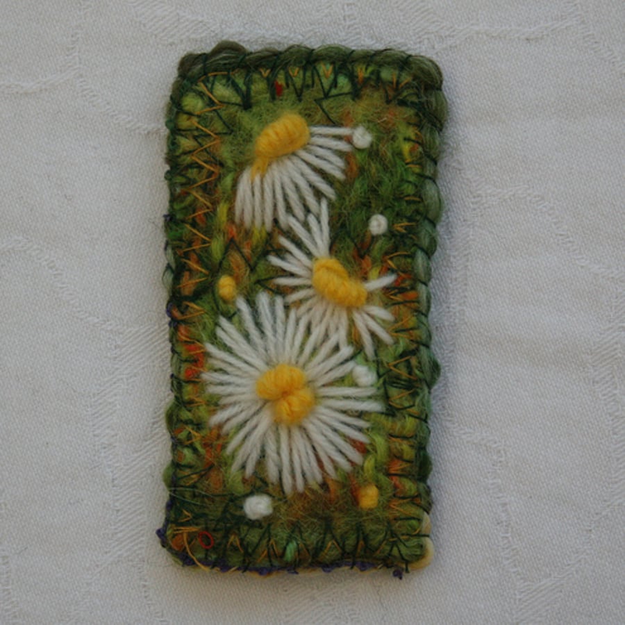 Daisies in Wool - Brooch