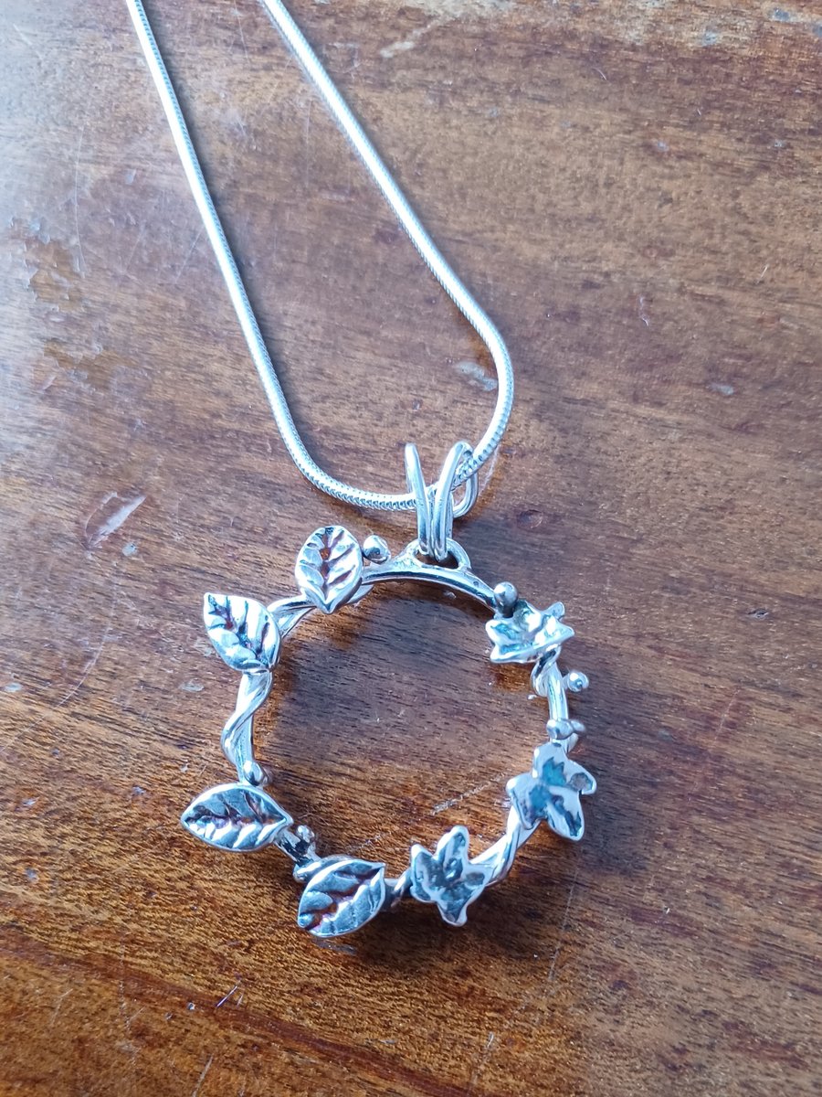 Silver wreath pendant