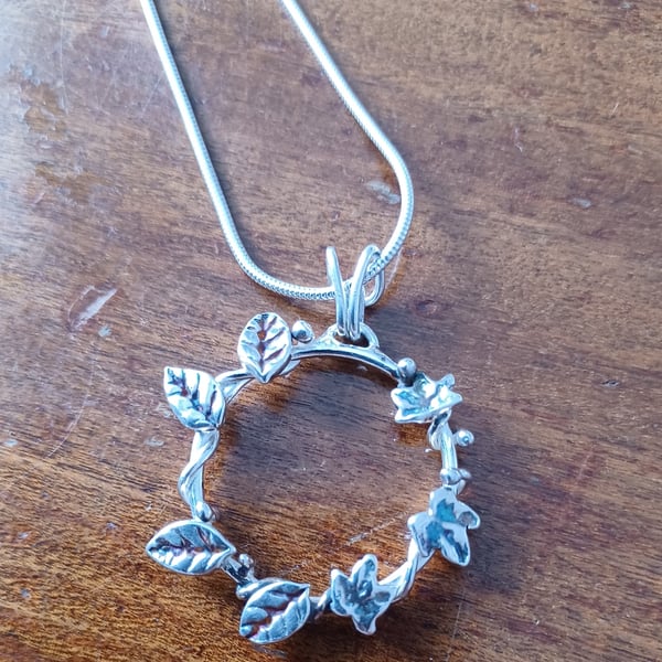 Silver wreath pendant