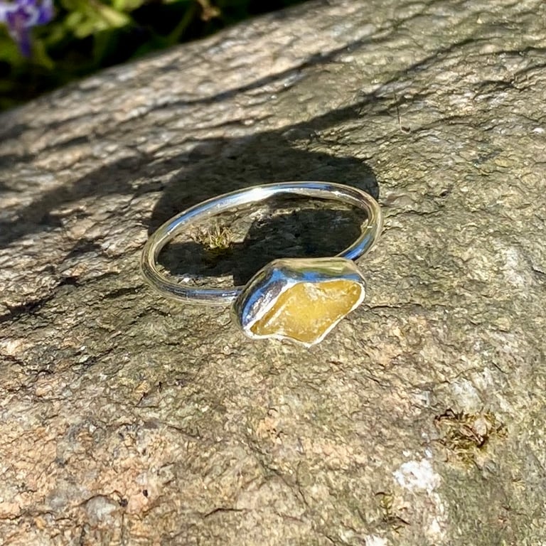 Olive Yellow Glass and Hammered Sterling Silver Ring - Size S - 1361