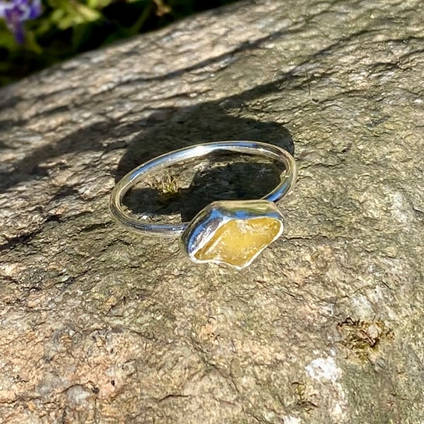 Olive Yellow Glass and Hammered Sterling Silver Ring - Size S - 1361