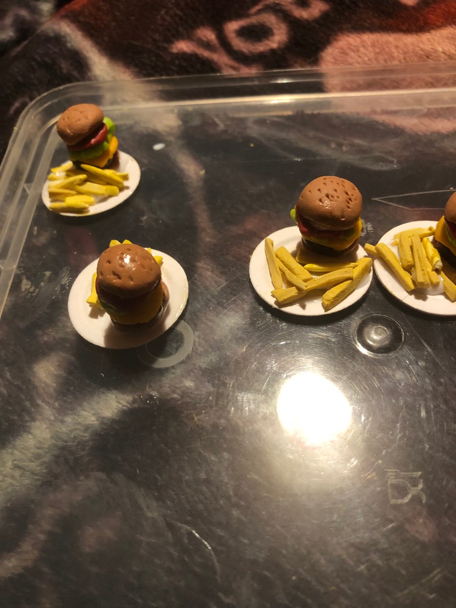 Set of 6 plates of burger & chips
