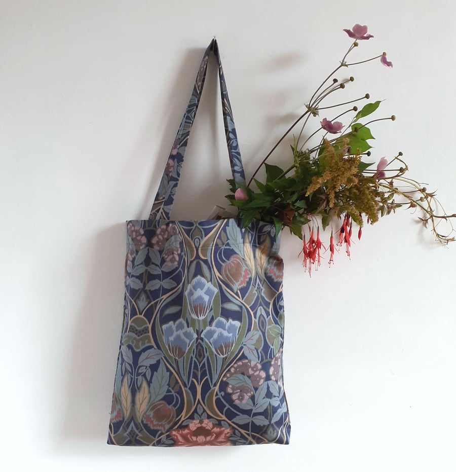 Tote bag in an Art Nouveau inspired print with foldaway pouch
