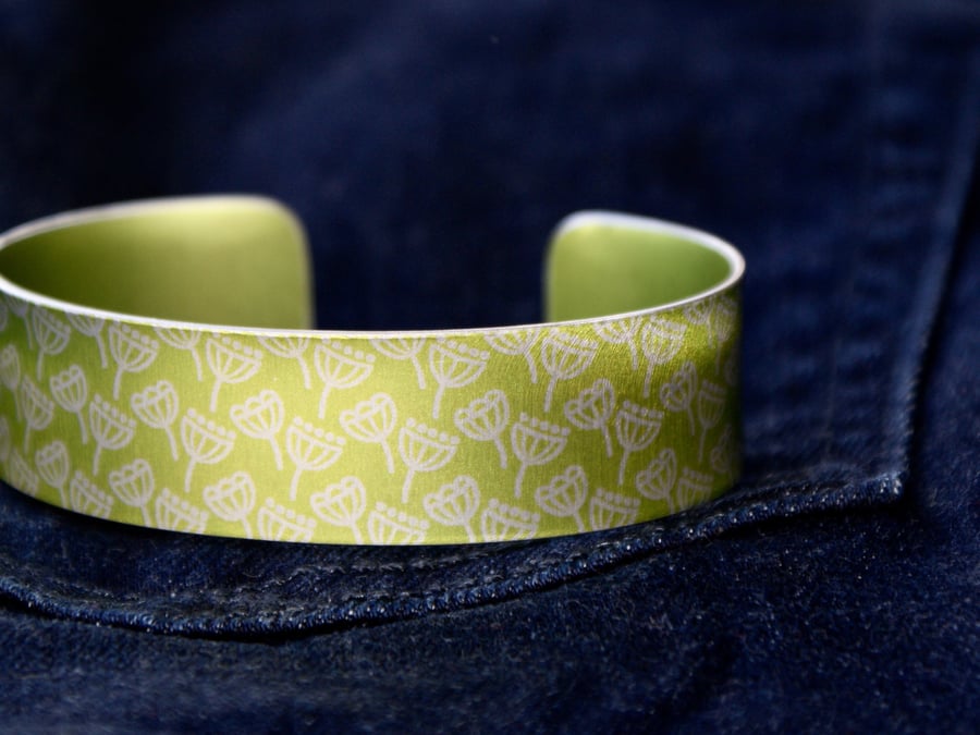 Geometric seed head print cuff bracelet lime
