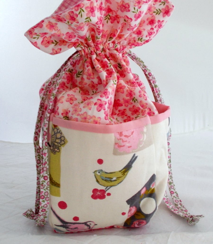 Drawstring bag with pockets printed with birds and bird boxes
