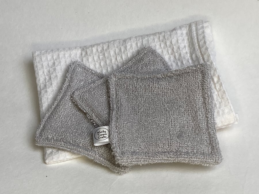 Reusable nail varnish remover wipes with optional storage bag