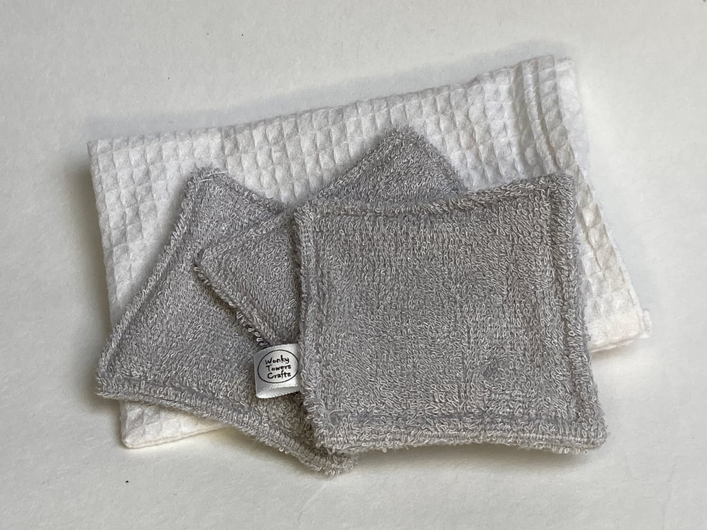 Reusable nail varnish remover wipes with optional storage bag