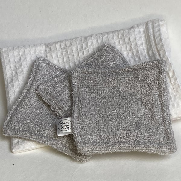 Reusable nail varnish remover wipes with optional storage bag