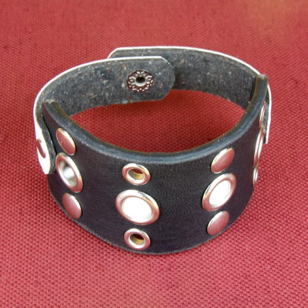 37 - FANCY BLACK AND WHITE LEATHER BRACELET