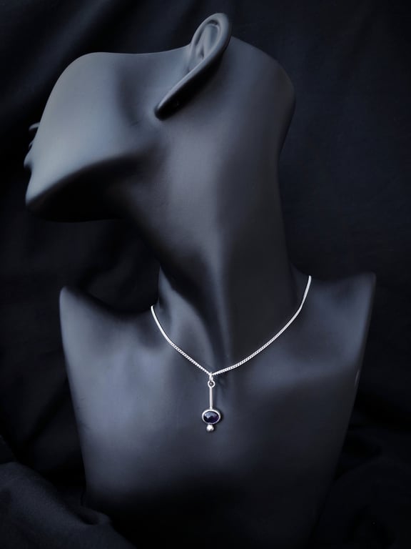 Silver pendant with oval amethyst