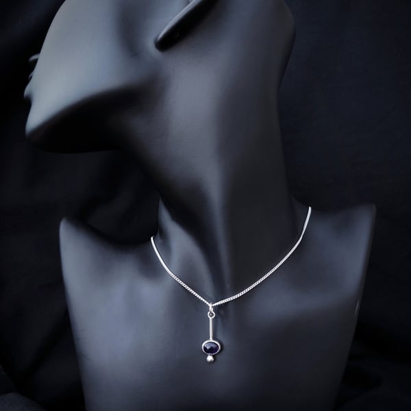 Silver pendant with oval amethyst