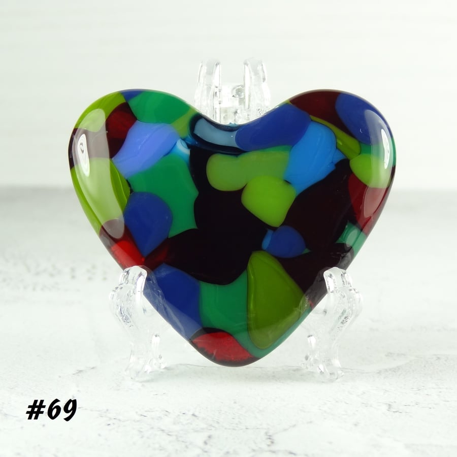 Fused glass red blue green heart pocket hug with stand 5x4.5cm handcrafted (69)