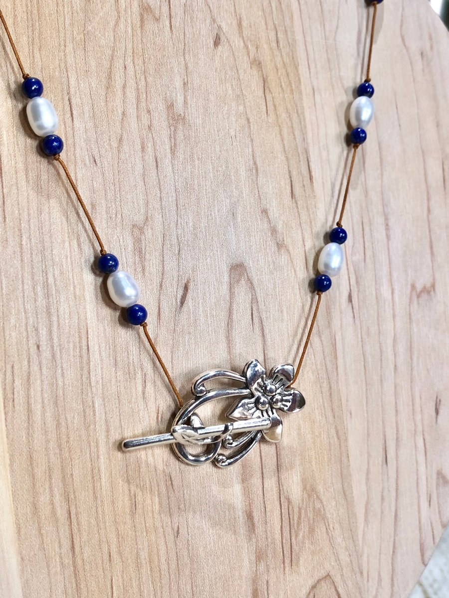 Front opening flower clasp necklace with freshwater pearls and lapis lazuli