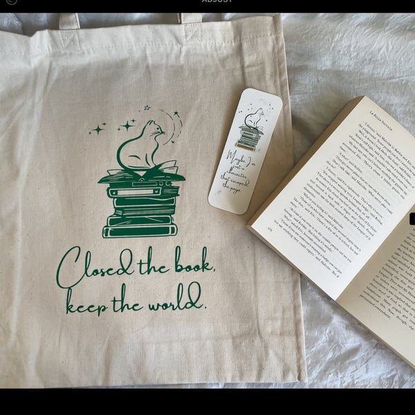 Cat and books Tote Bag