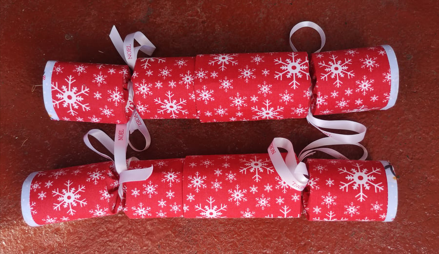 Homemade Christmas crackers, Red with white snowflakes (15)