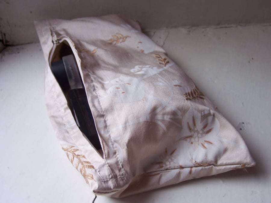 Silk make up bag with zip fastening - Cathy