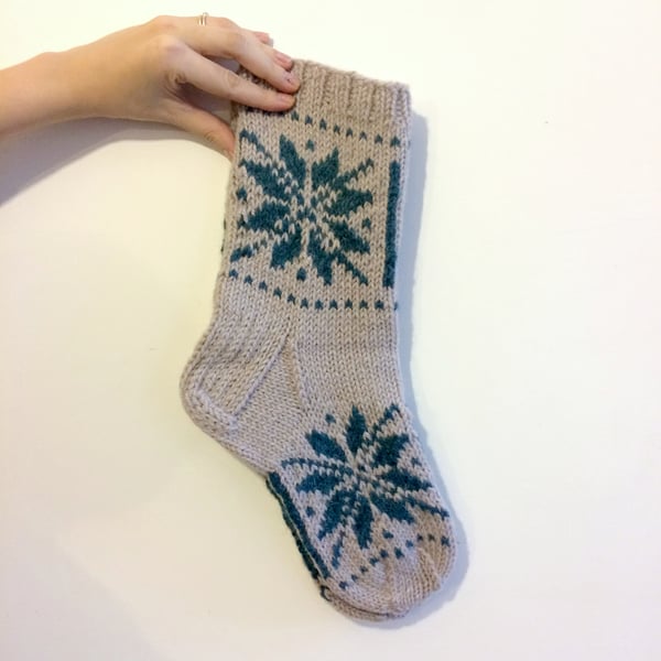 Thick Hand knitted Wool Socks for Men in Grey with Traditional Nordic Star Snowf