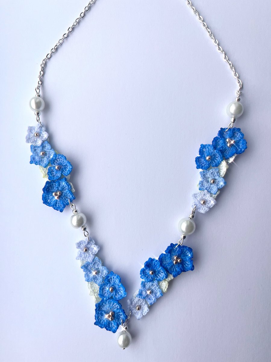 Microcrochet blue flowers necklace 